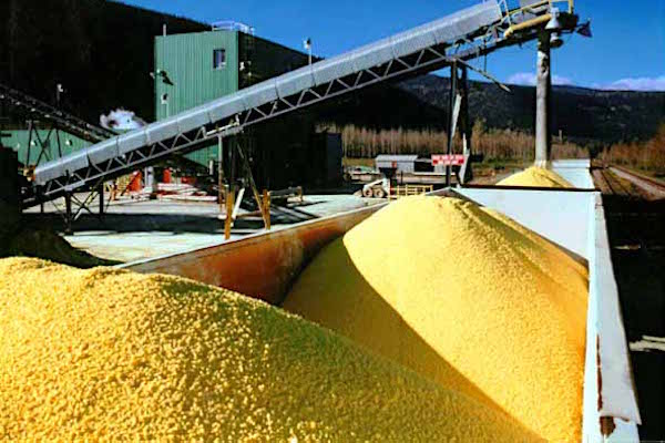 railcars filling with granulated sulfur