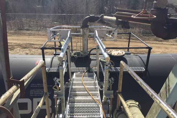 tanker filling with molten sulfur